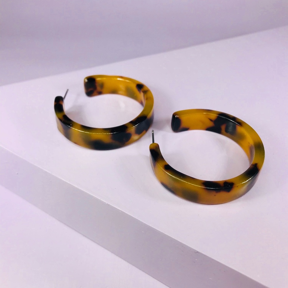 Tortoise Thick Hoops - Picture 4 of 8
